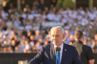 Ο πρωθυπουργός του Ισραήλ Μπενιαμίν Νετανιάχου μιλά από βήμα στην τελετή αποφοίτησης αξιωματικών, με πλήθος στο βάθος