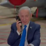 Ο Νετανιάχου μιλά στο τηλέφωνο μέσα σε υπόστεγο αεροσκαφών, με μαχητικά στο βάθος