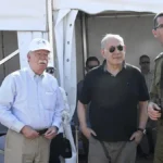 Ο Μπενιαμίν Νετανιάχου ακούει ενημέρωση από Ισραηλινό αξιωματικό κάτω από σκηνή, δίπλα στον Τζον Μπόλτον