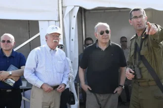 Ο Μπενιαμίν Νετανιάχου ακούει ενημέρωση από Ισραηλινό αξιωματικό κάτω από σκηνή, δίπλα στον Τζον Μπόλτον