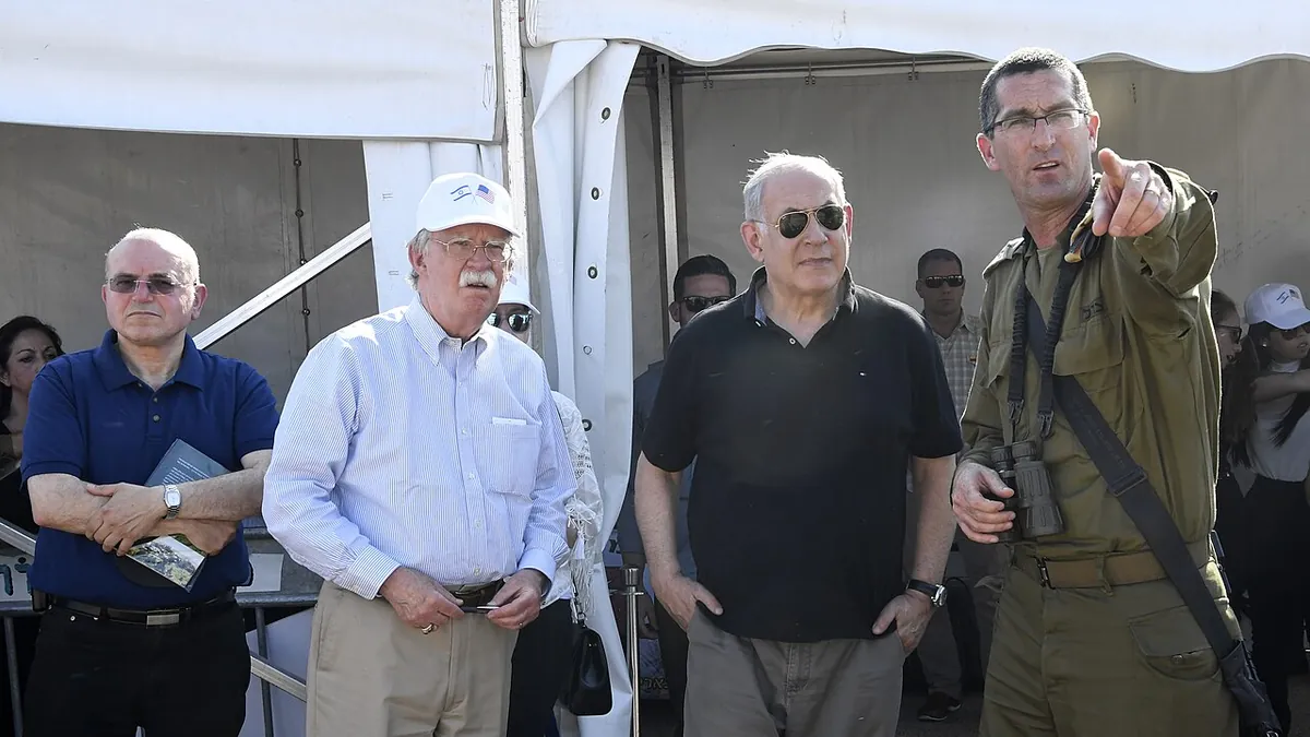 Ο Μπενιαμίν Νετανιάχου ακούει ενημέρωση από Ισραηλινό αξιωματικό κάτω από σκηνή, δίπλα στον Τζον Μπόλτον