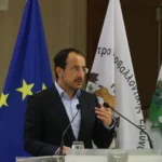 Ο Πρόεδρος της Κυπριακής Δημοκρατίας Νίκος Χριστοδουλίδης μιλά σε βήμα με τις σημαίες της Κύπρου και της Ευρωπαϊκής Ένωσης