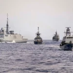 Τέσσερα πολεμικά πλοία, ανάμεσά τους μια φρεγάτα και ισραηλινά πυραυλάκατα, πλέουν σε σχηματισμό στη Μεσόγειο