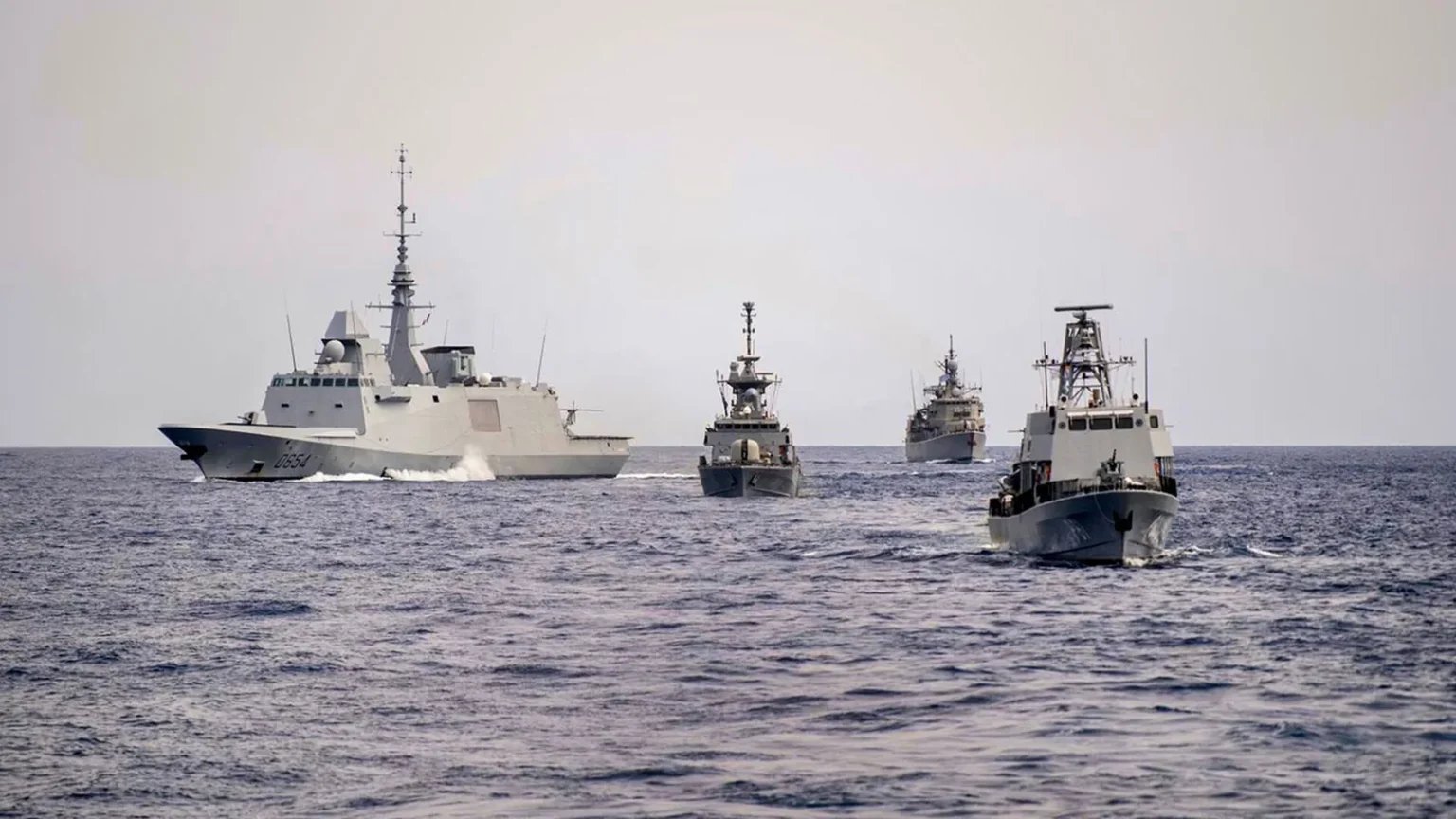 Τέσσερα πολεμικά πλοία, ανάμεσά τους μια φρεγάτα και ισραηλινά πυραυλάκατα, πλέουν σε σχηματισμό στη Μεσόγειο