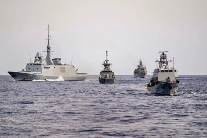 Τέσσερα πολεμικά πλοία, ανάμεσά τους μια φρεγάτα και ισραηλινά πυραυλάκατα, πλέουν σε σχηματισμό στη Μεσόγειο
