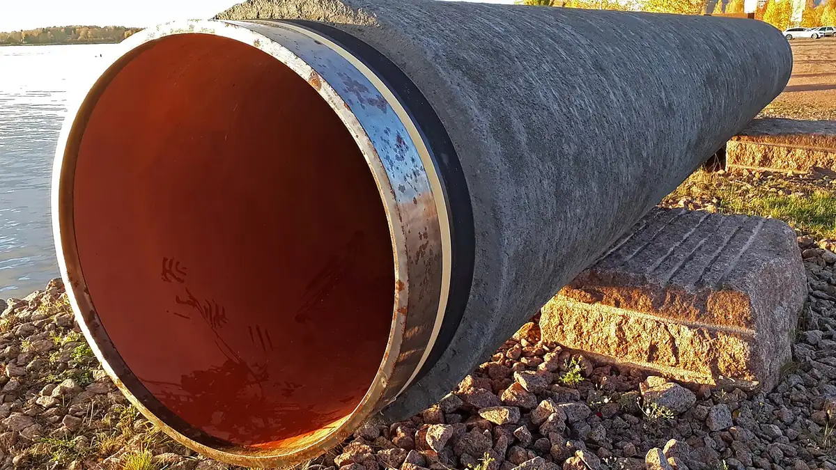 Τμήμα μεγάλου σωλήνα του αγωγού Nord Stream εκτεθειμένο σε υπαίθριο χώρο