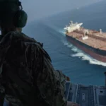 Ο ναύαρχος Μπραντ Κούπερ παρακολουθεί από την ανοιχτή ράμπα ελικοπτέρου CH-47 Chinook ένα δεξαμενόπλοιο που διασχίζει τα Στενά του Ορμούζ