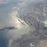 Δορυφορική λήψη των Στενών του Ορμούζ και της χερσονήσου Μουσαντάμ