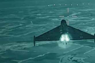 Drone τύπου Shahed σε θερμική λήψη με σταυρόνημα