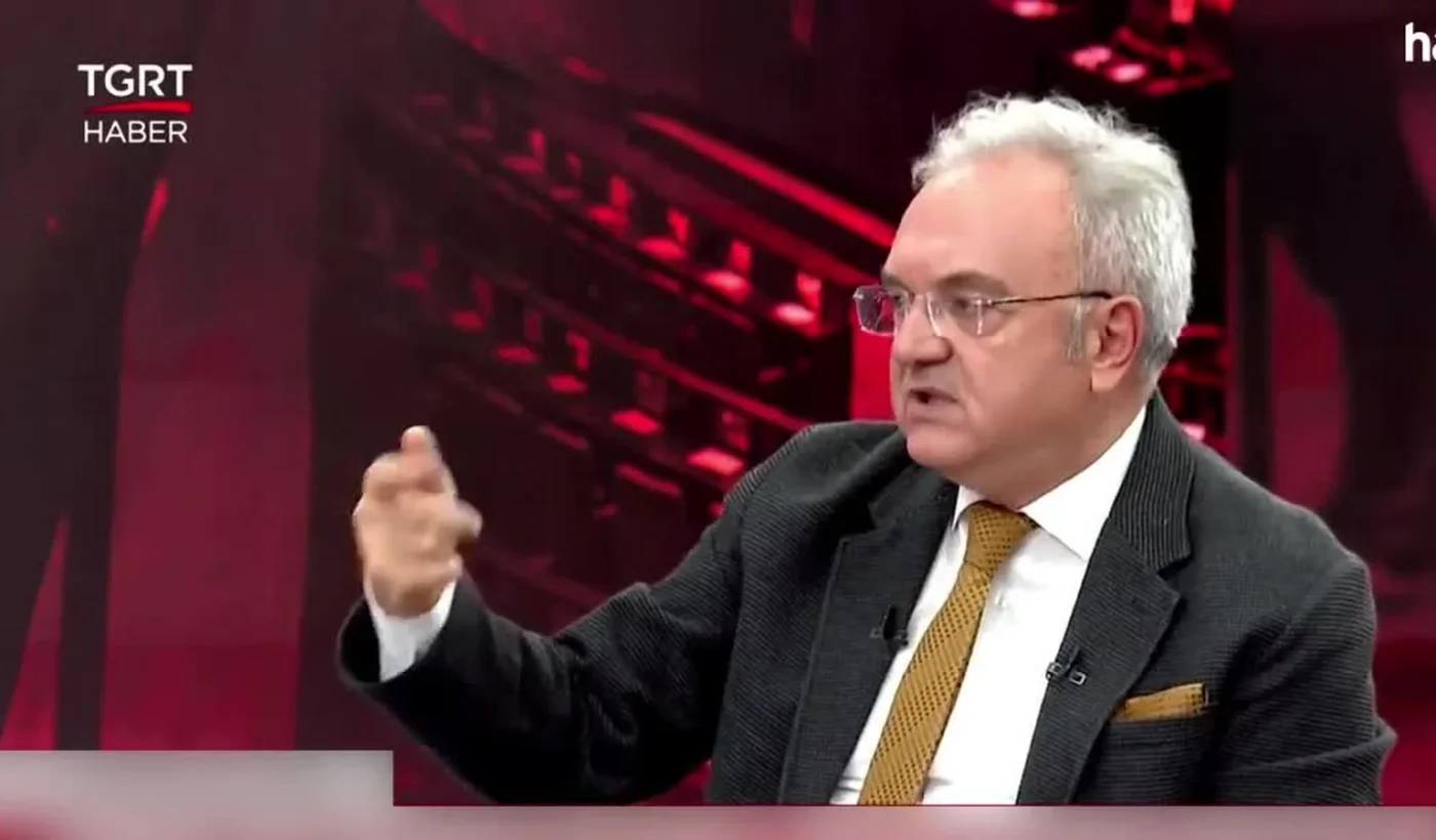 Ο Τούρκος απόστρατος συνταγματάρχης Τσαγλάρ Όζερ μιλά χειρονομώντας σε τηλεοπτικό στούντιο