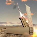 Απεικόνιση του βλήματος αναχαίτισης PAC-3 Edge της Lockheed Martin κατά την εκτόξευση από εκτοξευτή σε κοντέινερ, σε ερημικό τοπίο