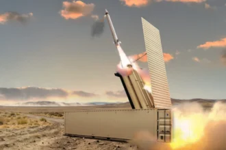 Απεικόνιση του βλήματος αναχαίτισης PAC-3 Edge της Lockheed Martin κατά την εκτόξευση από εκτοξευτή σε κοντέινερ, σε ερημικό τοπίο