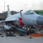 Μαχητικό JF-17 Block III της Πολεμικής Αεροπορίας του Πακιστάν σε έκθεση με οπλισμό