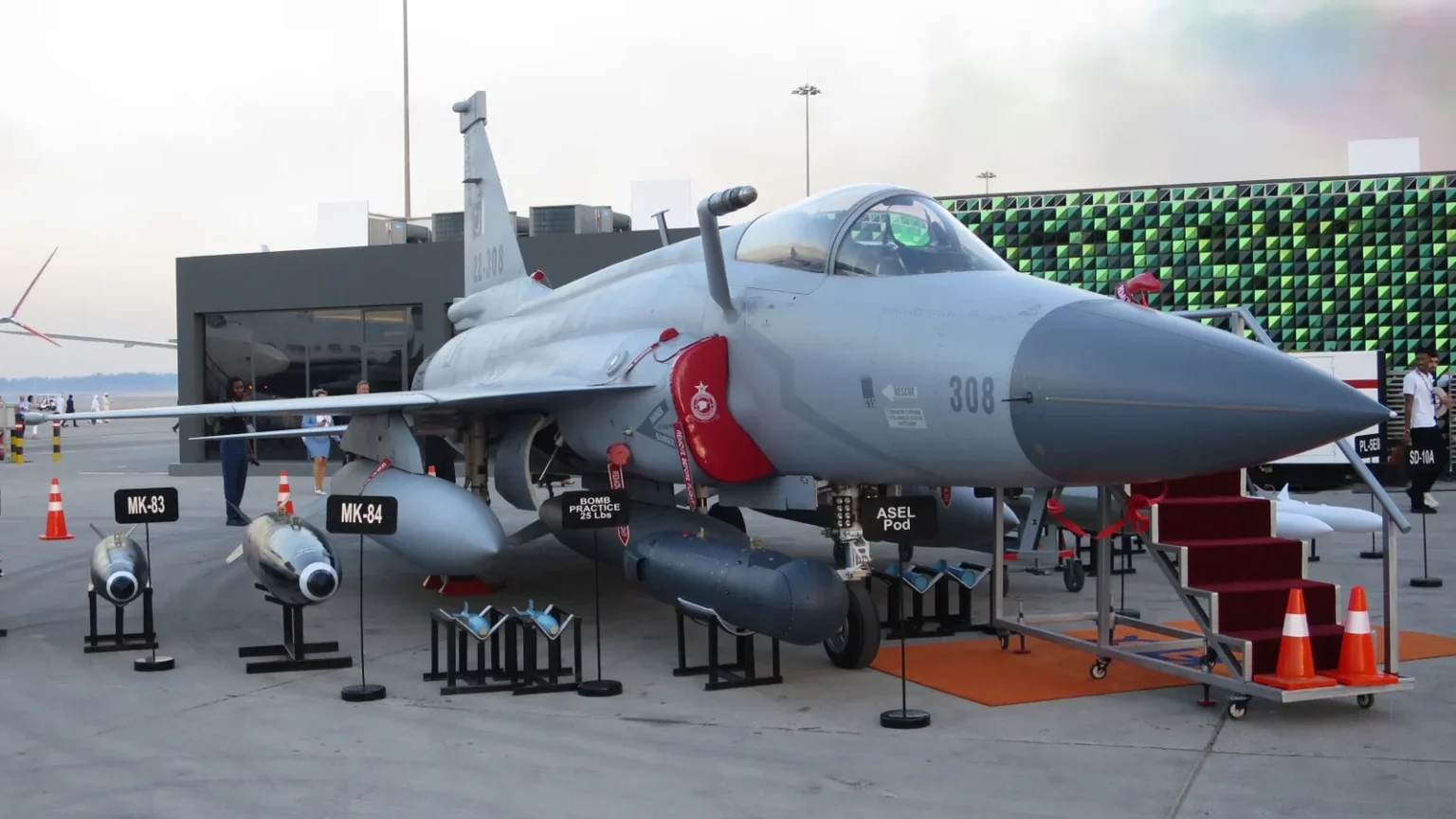Μαχητικό JF-17 Block III της Πολεμικής Αεροπορίας του Πακιστάν σε έκθεση με οπλισμό