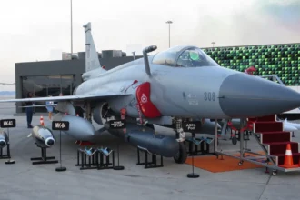 Μαχητικό JF-17 Block III της Πολεμικής Αεροπορίας του Πακιστάν σε έκθεση με οπλισμό