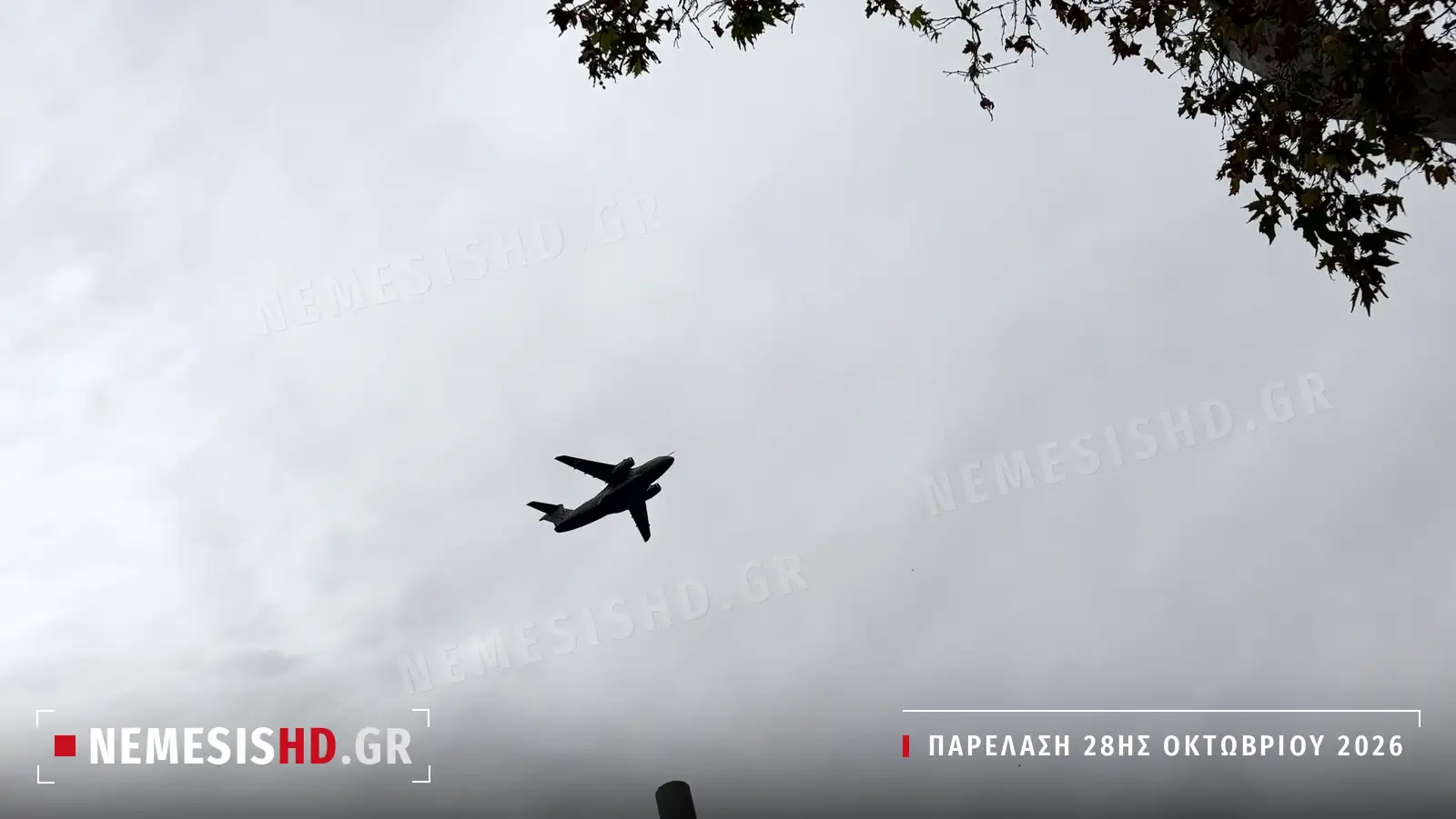 Μεταγωγικό αεροσκάφος C-27J Spartan σε πτήση πάνω από τη Θεσσαλονίκη