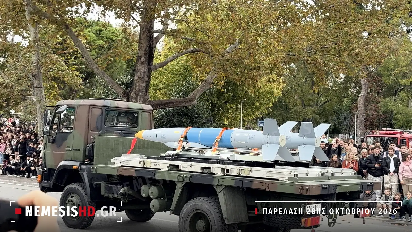 Βόμβα με κιτ καθοδήγησης SPICE σε φορτηγό της Πολεμικής Αεροπορίας, σε μπλε χρώμα εκπαίδευσης