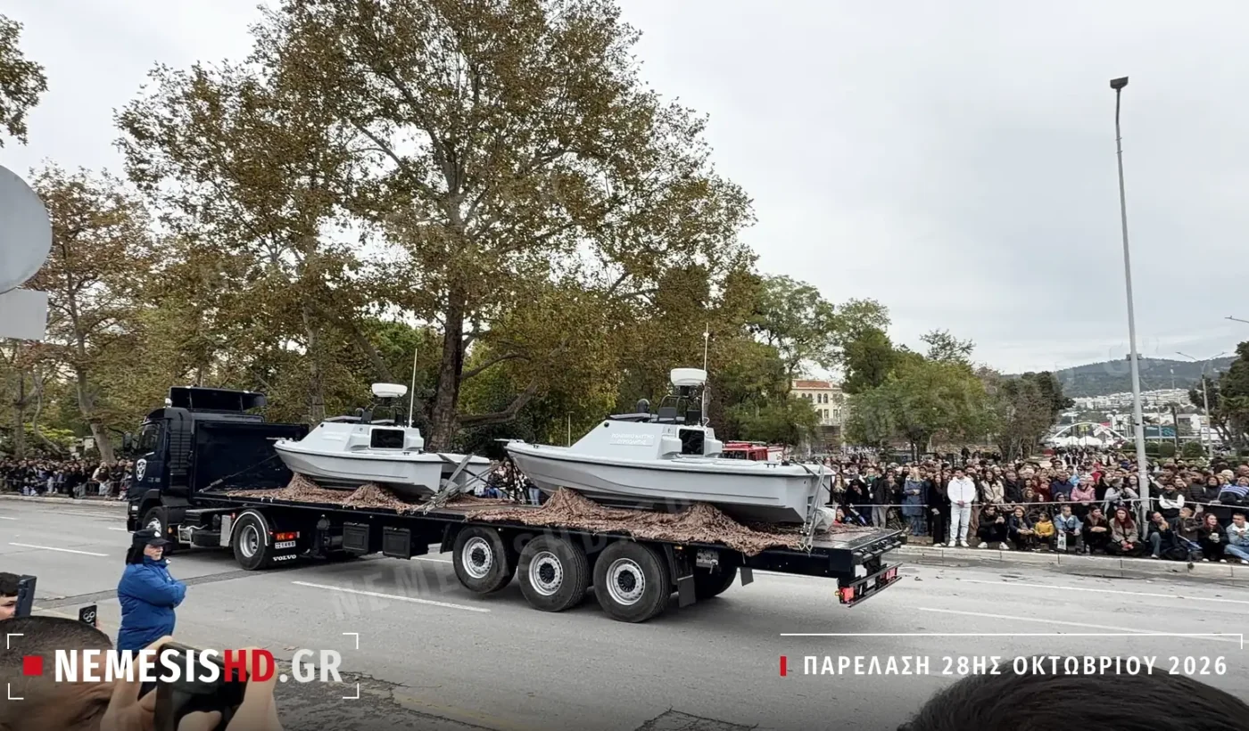 Δύο σκάφη Πυρπολητής του Πολεμικού Ναυτικού σε φορτηγό