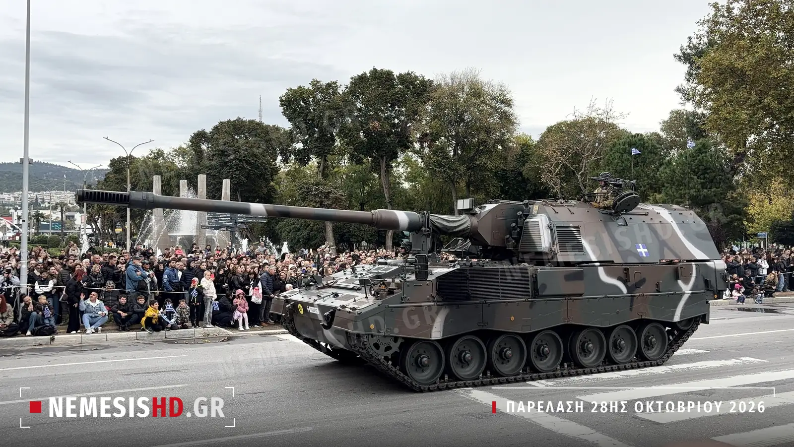 Το PzH 2000 από το πλάι με την κάννη των 155 χιλιοστών