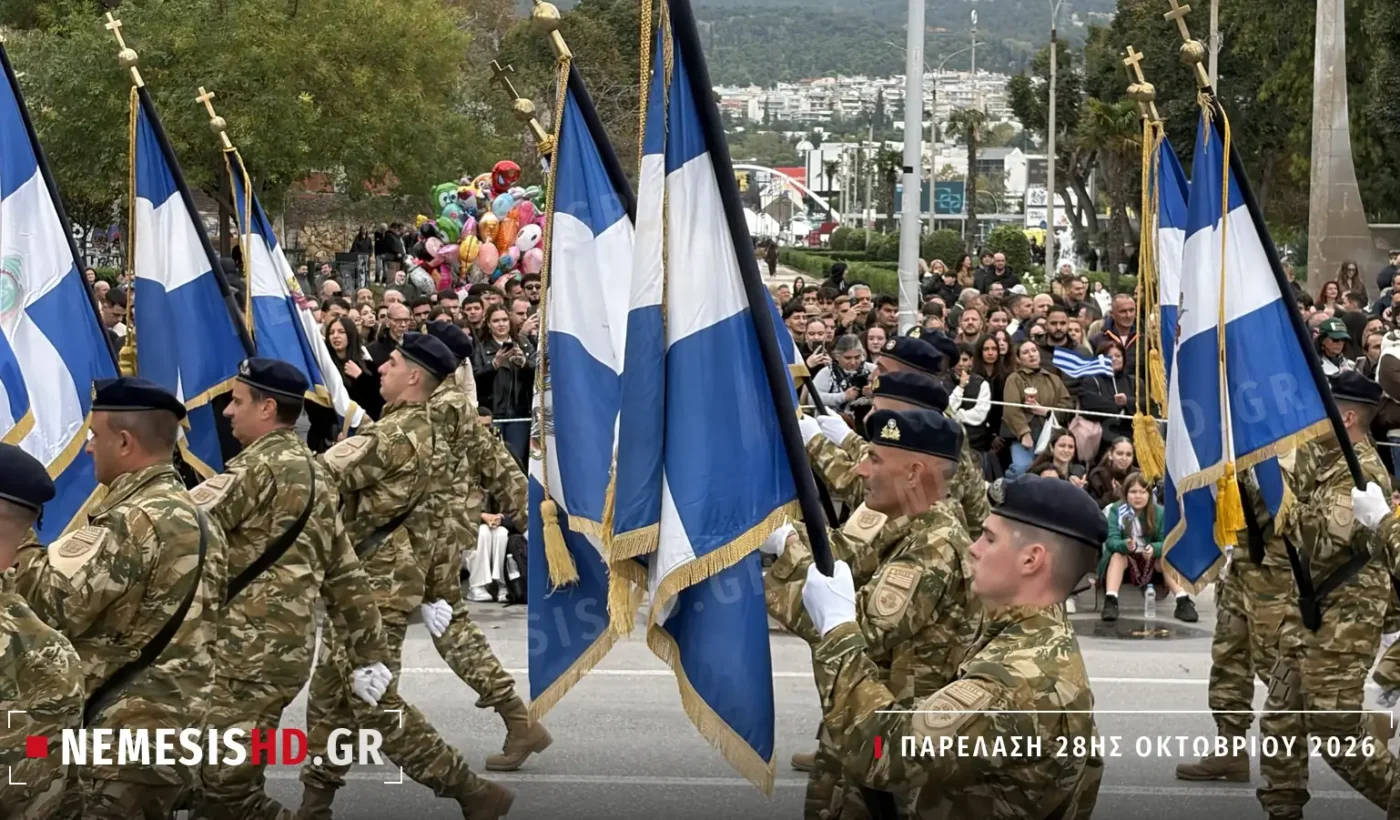 Σημαιοφόροι του Ελληνικού Στρατού με τις πολεμικές σημαίες