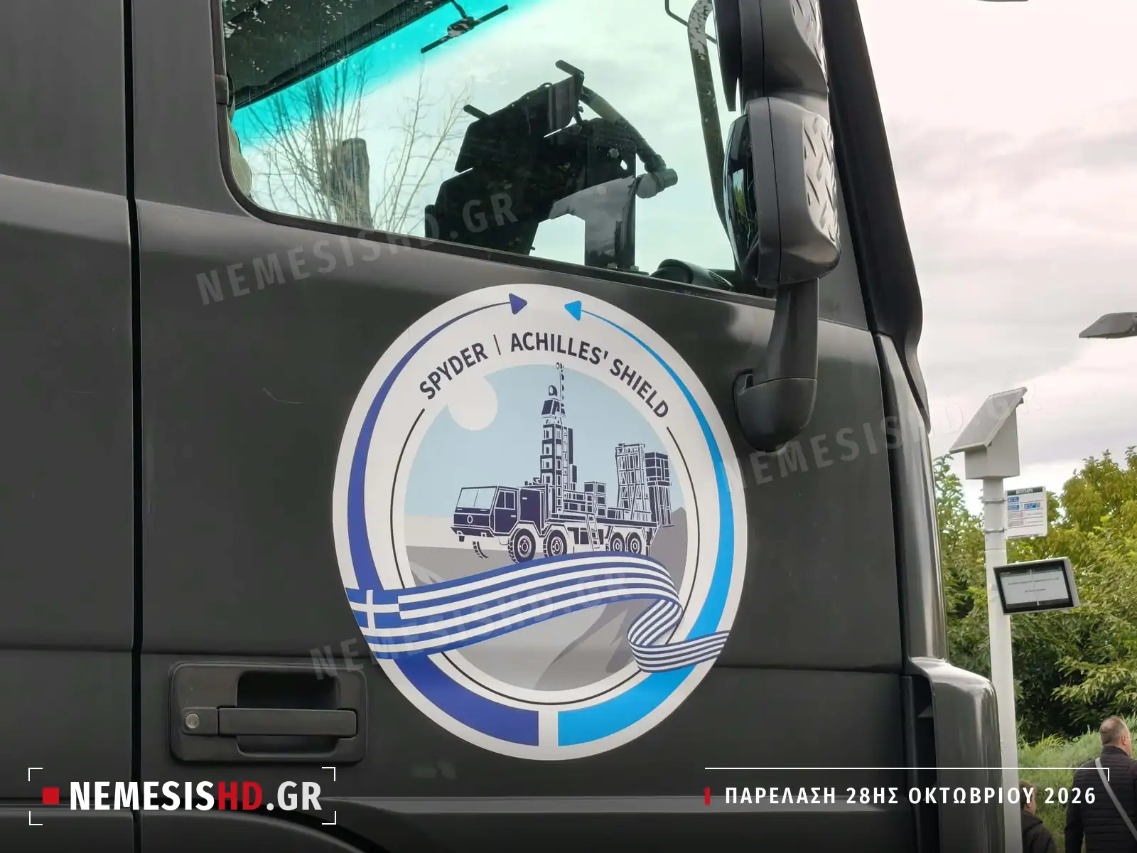 Το έμβλημα SPYDER Achilles Shield στην πόρτα του οχήματος