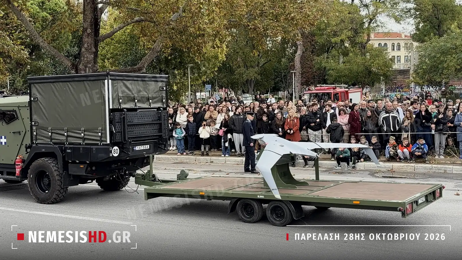 Κοντινή λήψη του Orbiter 3 στο τρέιλερ και του θωρακισμένου οχήματος ρυμούλκησης