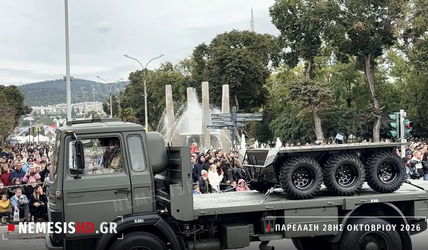 Το εξάτροχο μη επανδρωμένο όχημα εδάφους Ανταίος σε φορτηγό του Στρατού