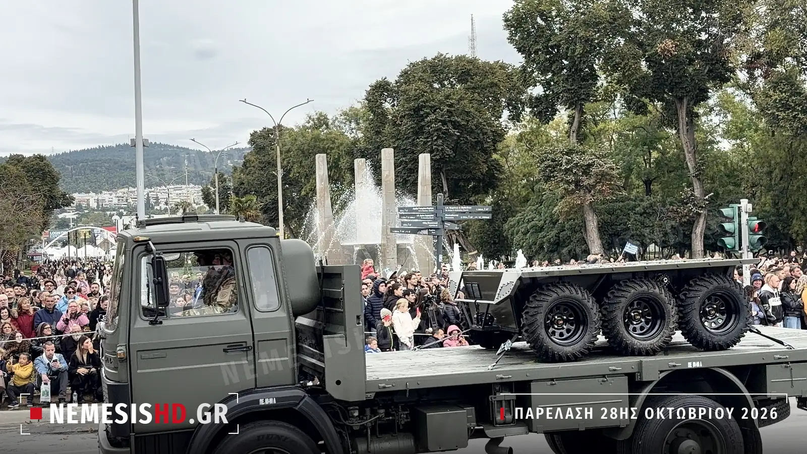 Το εξάτροχο μη επανδρωμένο όχημα εδάφους Ανταίος σε φορτηγό του Στρατού