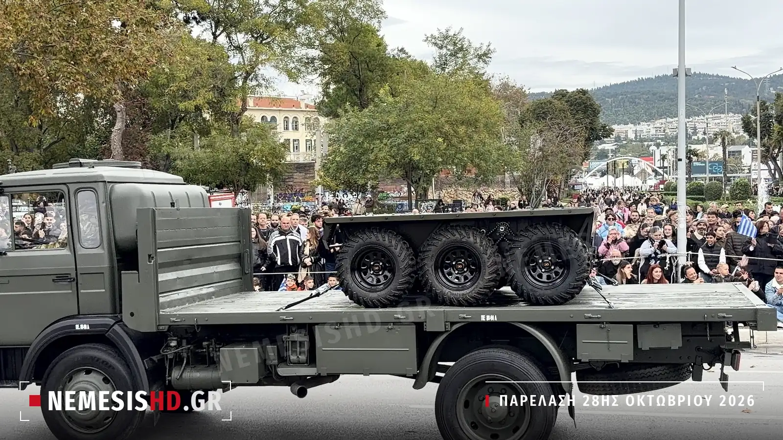 Το UGV Ανταίος από το πλάι, πάνω σε φορτηγό