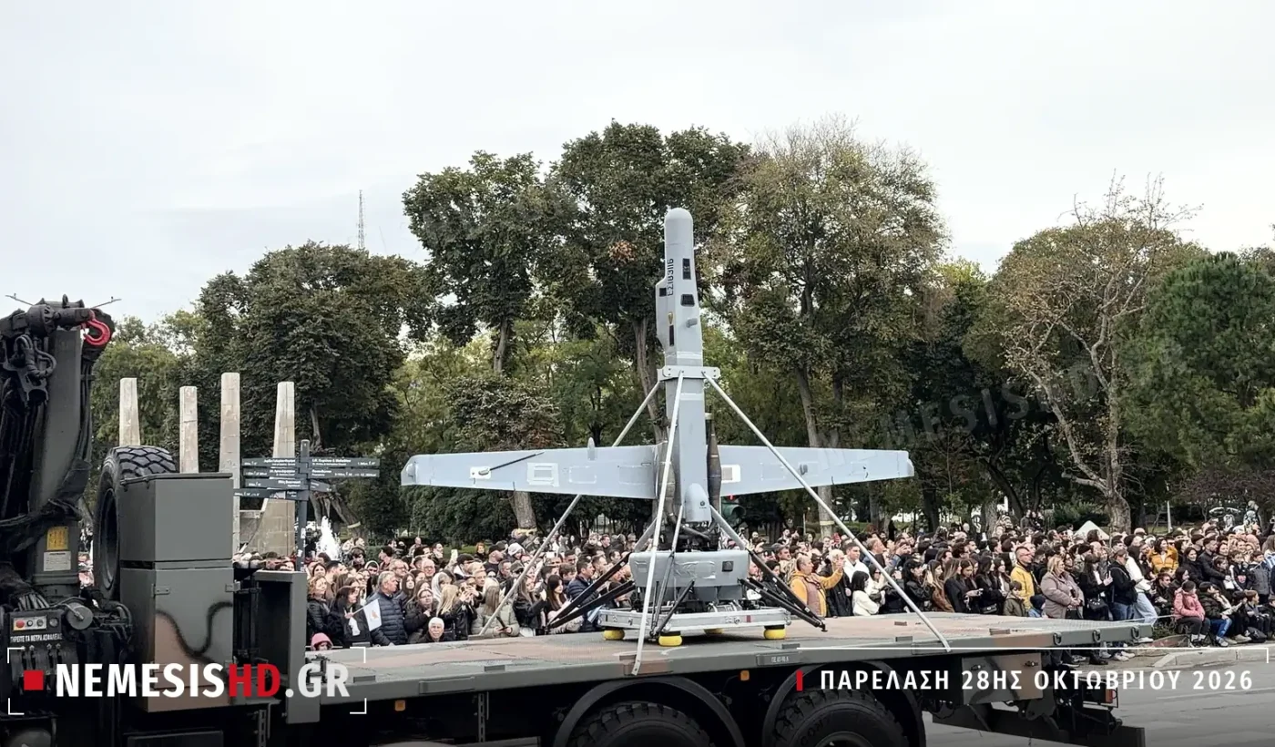 Το drone κάθετης απογείωσης V-BAT όρθιο σε φορτηγό