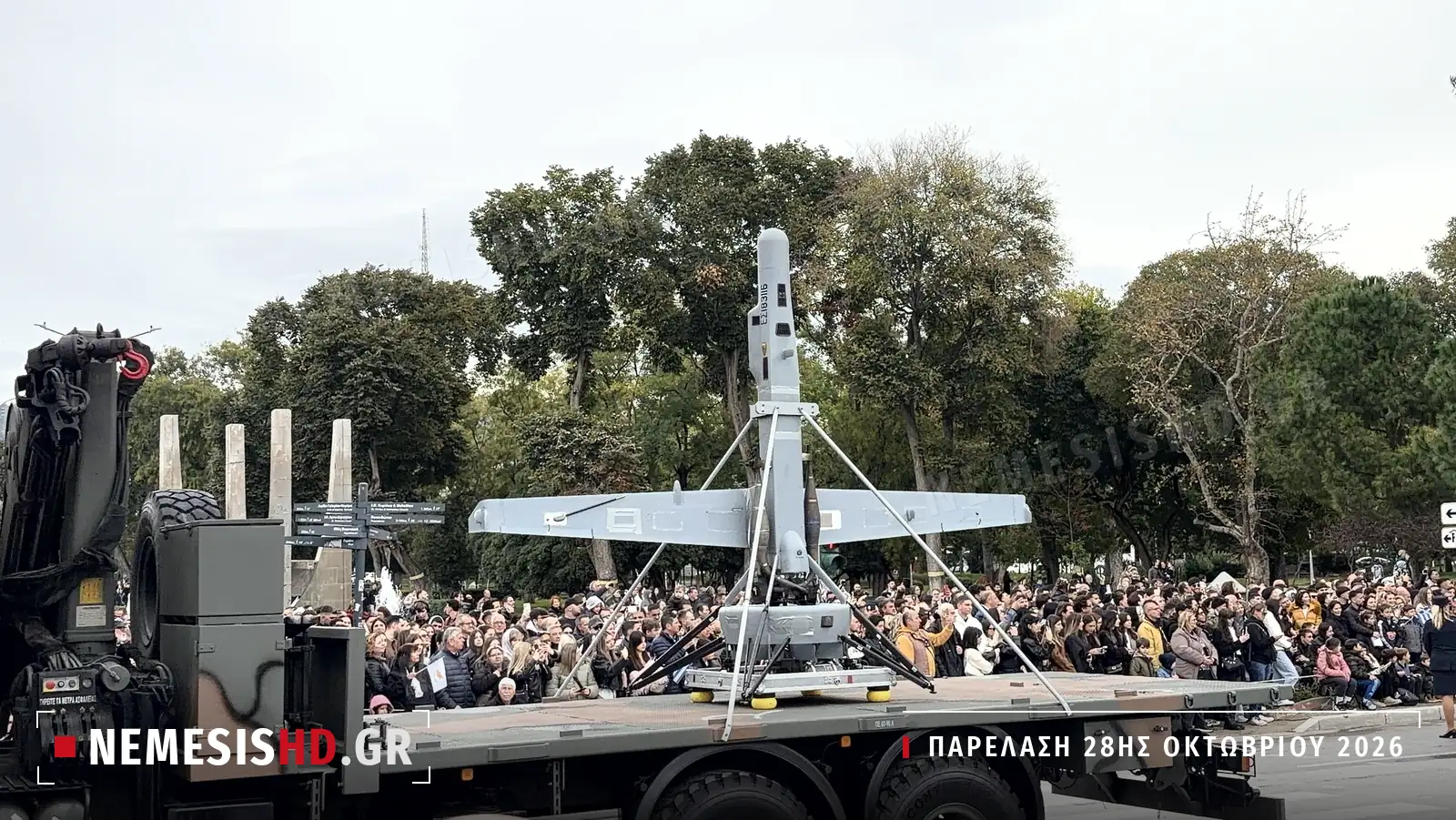 Το drone κάθετης απογείωσης V-BAT όρθιο σε φορτηγό