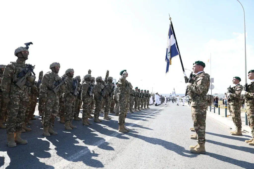 Ελληνικό στρατιωτικό άγημα με σημαία στην παρέλαση της Κύπρου