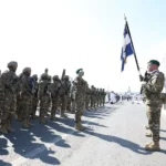 Ελληνικό στρατιωτικό άγημα με σημαία στην παρέλαση της Κύπρου