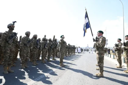 Ελληνικό στρατιωτικό άγημα με σημαία στην παρέλαση της Κύπρου