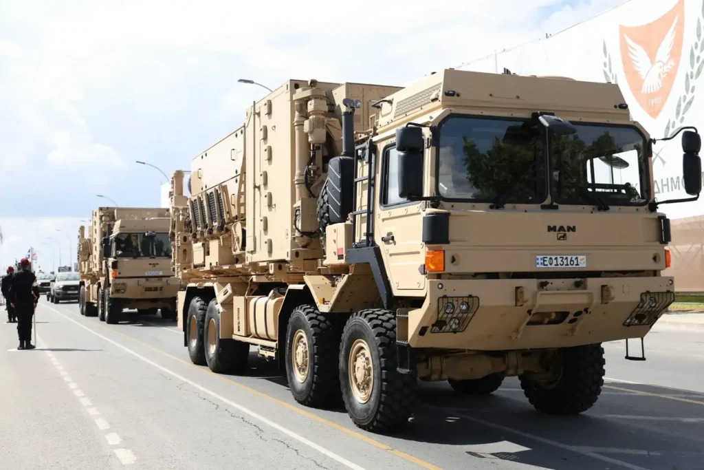Βαρέα στρατιωτικά οχήματα MAN στην παρέλαση της Κύπρου