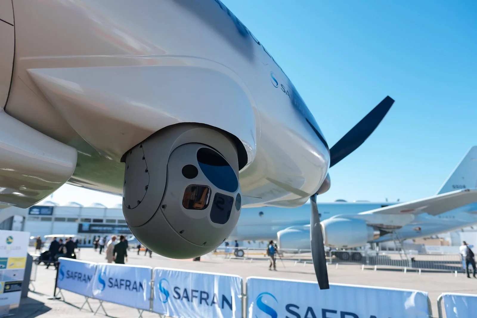 Ο ηλεκτροπτικός αισθητήρας Euroflir 410 κάτω από την άτρακτο του Patroller