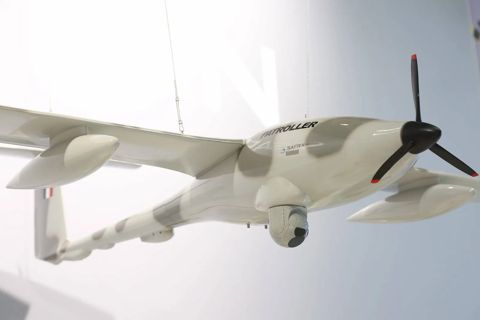 Το Patroller της Safran με ατρακτίδια και εξωτερικές δεξαμενές κάτω από τις πτέρυγες