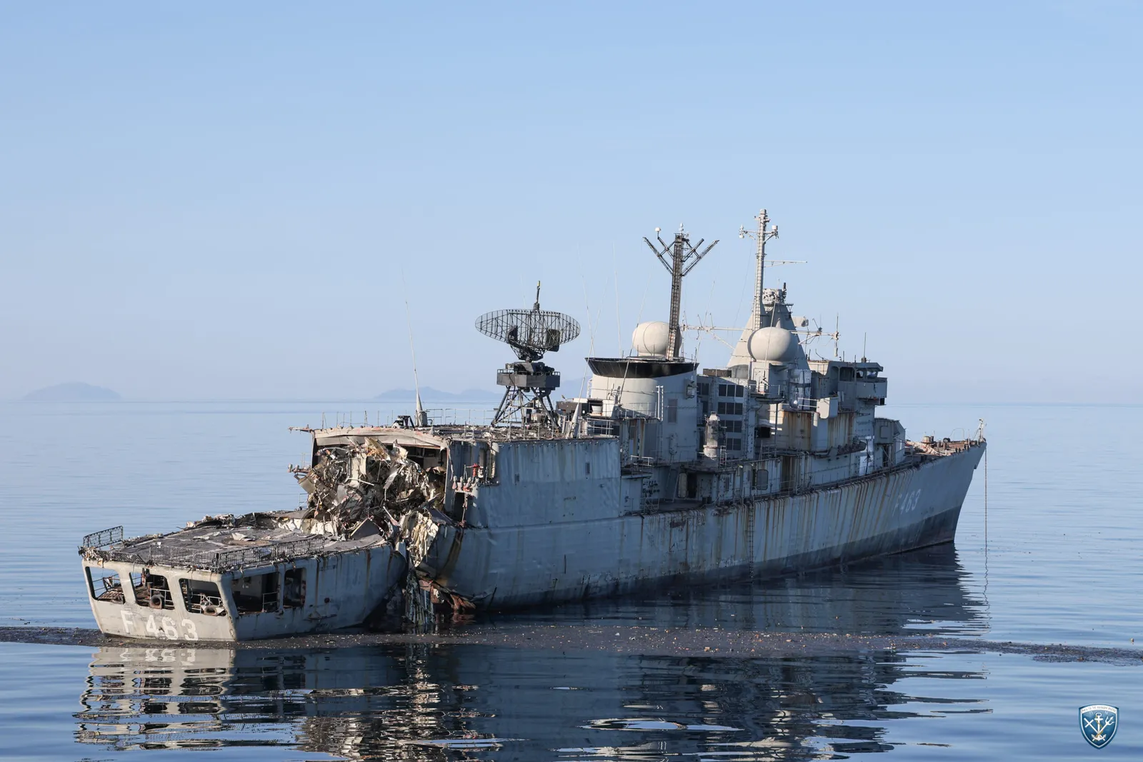 Η φρεγάτα «Μπουμπουλίνα» με τις ζημιές από τα πλήγματα πριν από τη βύθισή της