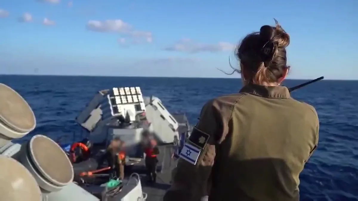 Μέλος του πληρώματος ισραηλινού πλοίου φορέα κατευθυνόμενων βλημάτων κατά τη συνεκπαίδευση
