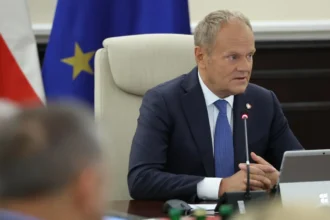 Ο πρωθυπουργός της Πολωνίας Ντόναλντ Τουσκ μιλά σε συνεδρίαση του Υπουργικού Συμβουλίου, με την πολωνική και την ευρωπαϊκή σημαία πίσω του
