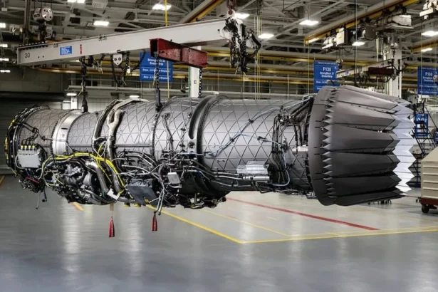 Κινητήρας F135 της Pratt & Whitney για το μαχητικό F-35 σε εγκατάσταση της εταιρείας
