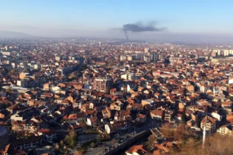 Πανοραμική άποψη της πόλης Πρίζρεν στο νότιο Κόσοβο με τα σπίτια και τους μιναρέδες