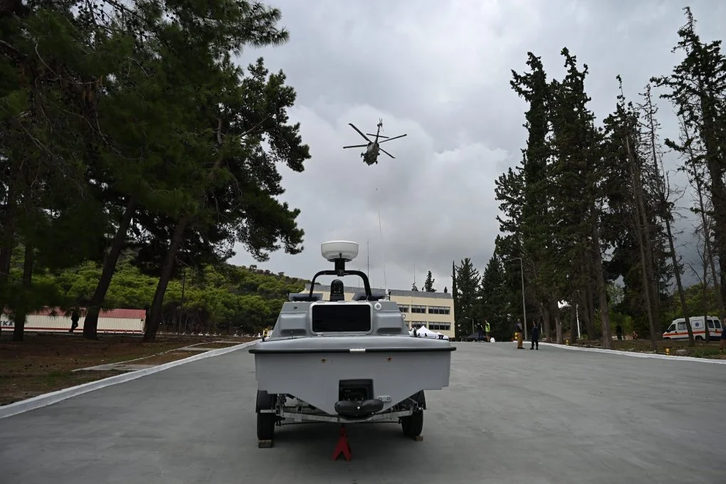 Ο γκρίζος Πυρπολητής σε τρέιλερ στον δρόμο της βάσης, από μπροστά, ενώ ελικόπτερο πετά από πάνω
