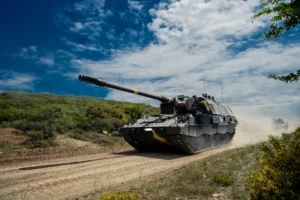 Αυτοκινούμενο οβιδοβόλο PzH 2000GR του Ελληνικού Στρατού σε κίνηση