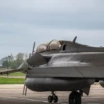 Γαλλικό μαχητικό Rafale σε αεροπορική βάση κατά τη γαλλοβρετανική άσκηση RUMMY