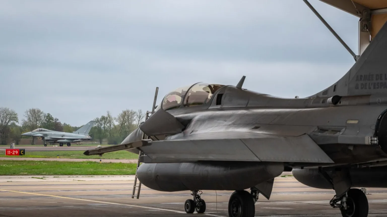 Γαλλικό μαχητικό Rafale σε αεροπορική βάση κατά τη γαλλοβρετανική άσκηση RUMMY