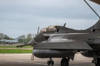 Γαλλικό μαχητικό Rafale σε αεροπορική βάση κατά τη γαλλοβρετανική άσκηση RUMMY