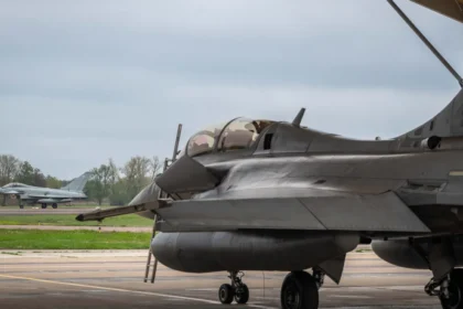Γαλλικό μαχητικό Rafale σε αεροπορική βάση κατά τη γαλλοβρετανική άσκηση RUMMY