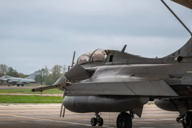 Γαλλικό μαχητικό Rafale σε αεροπορική βάση κατά τη γαλλοβρετανική άσκηση RUMMY