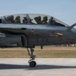 Διθέσιο μαχητικό Rafale B της γαλλικής Πολεμικής Αεροπορίας και Διαστήματος τροχοδρομεί με το πλήρωμα στο πιλοτήριο